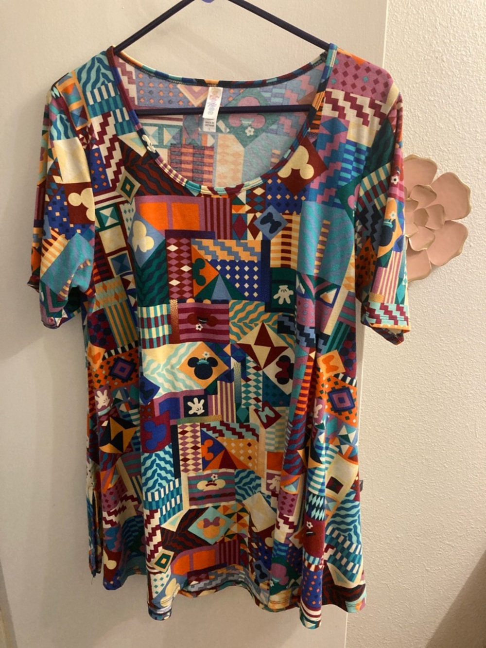 Women's Multicolor Geometric Disney Logos Scoop Neck Short Sleeve Top